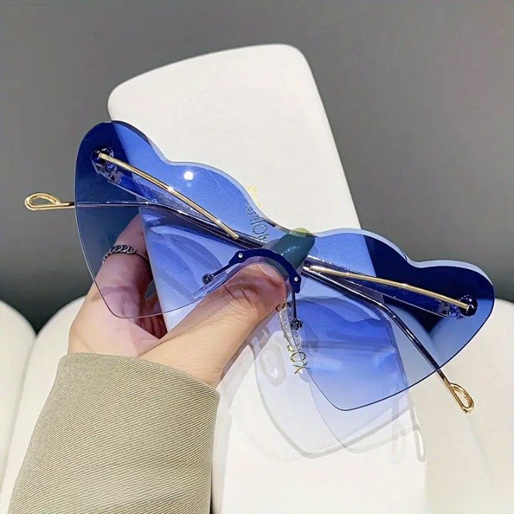 Chic Heart-Shaped Bold Sunglasses
