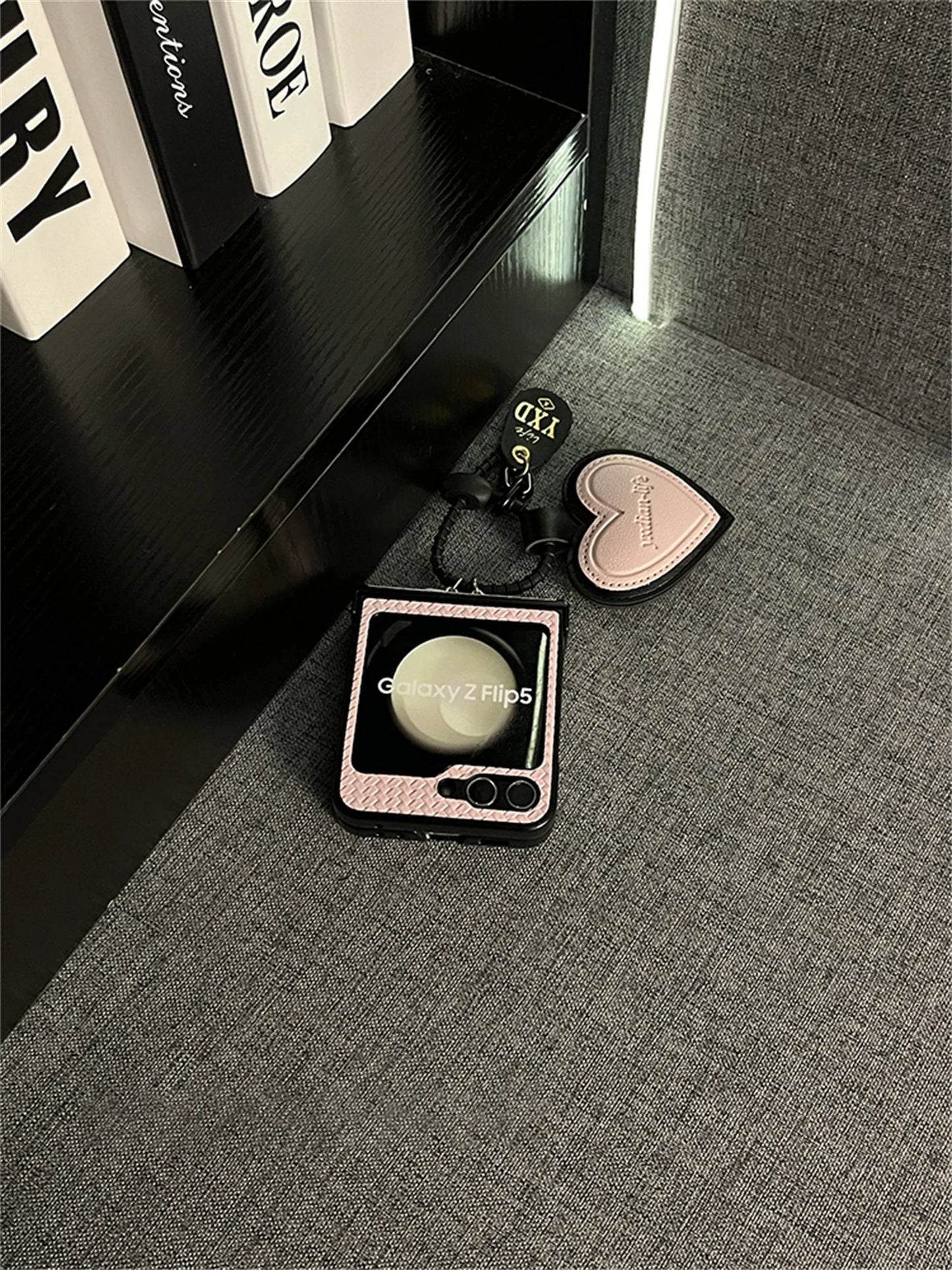 Elegant Pattern Case With Heart Pendant - Samsung