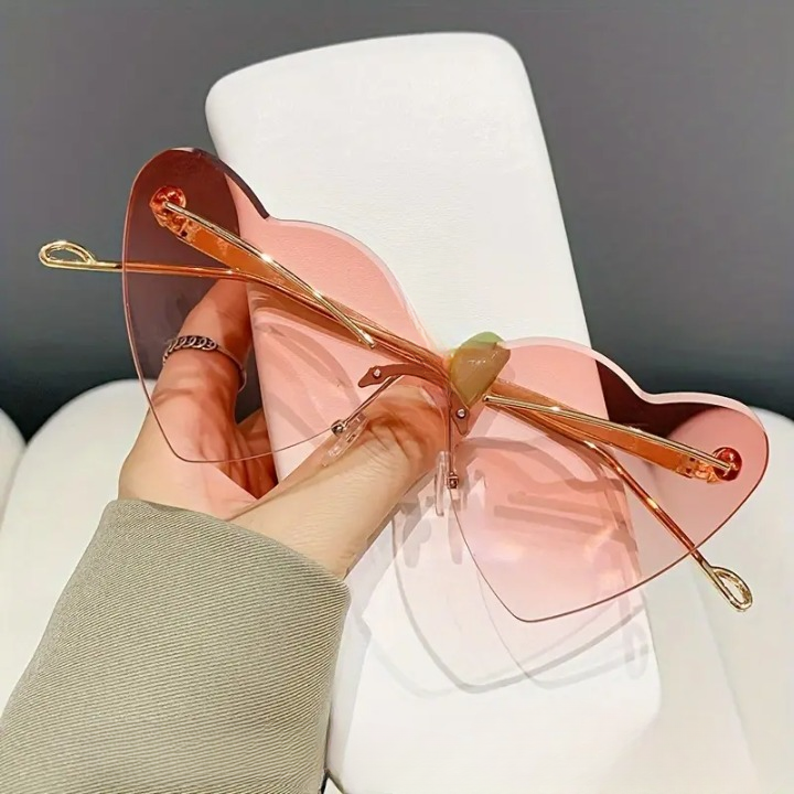 Chic Heart-Shaped Bold Sunglasses