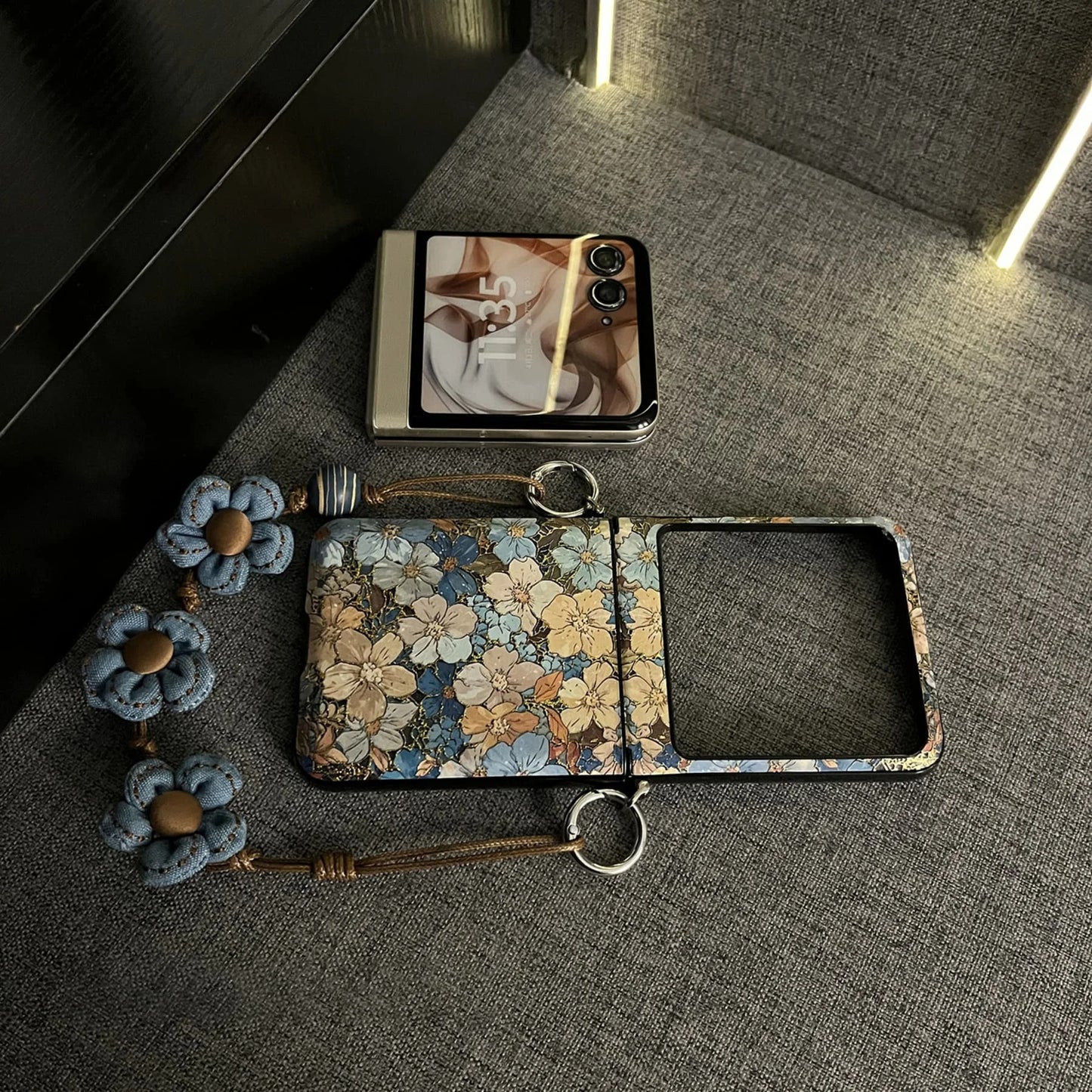 Galaxy Z Flip Series Rustic Vintage Bloom Strap Case